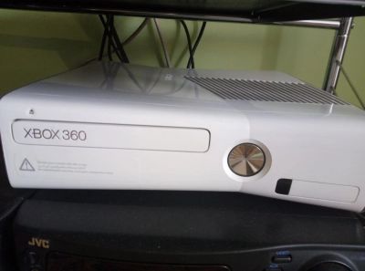 Лот: 9599471. Фото: 1. xbox 360 slim 2 джойстика +12... Игровые приставки, консоли
