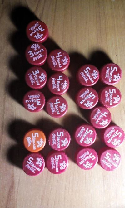 Лот: 6653768. Фото: 1. Пробки от Coca Cola ровна на четыре... Подарки на Новый год