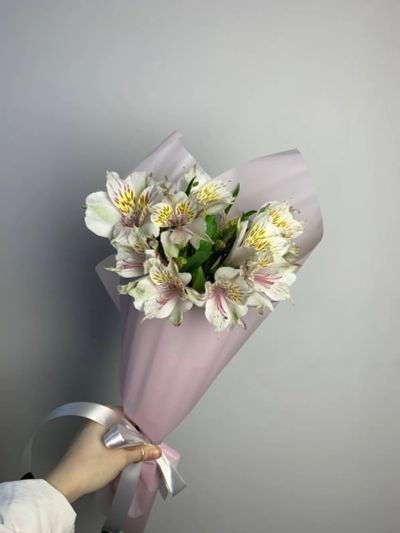 Лот: 25718308. Фото: 1. 2. Букет - комплимент из альстромерий... Свежие цветы