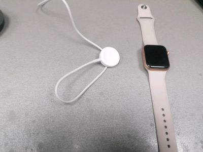 Лот: 24312848. Фото: 1. Смарт-часы Apple Watch SE (привязаны... Смарт-часы, фитнес-браслеты, аксессуары