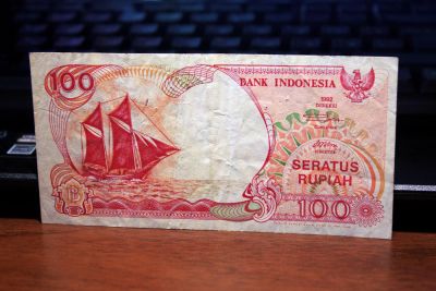 Лот: 7897086. Фото: 1. 100 индонезийских рупий (интересный... Азия