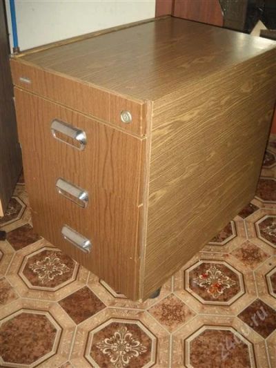 Лот: 2658623. Фото: 1. Тумбочка под три ящика. Стойки и тумбы для аппаратуры