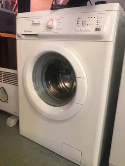 Лот: 11427509. Фото: 1. Стиральная машина Electrolux ewf10020w. Стиральные машины