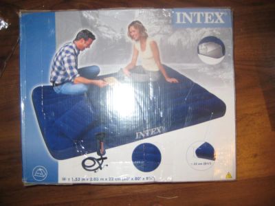 Лот: 3293007. Фото: 1. Двуспальный надувной матрас Intex... Матрасы