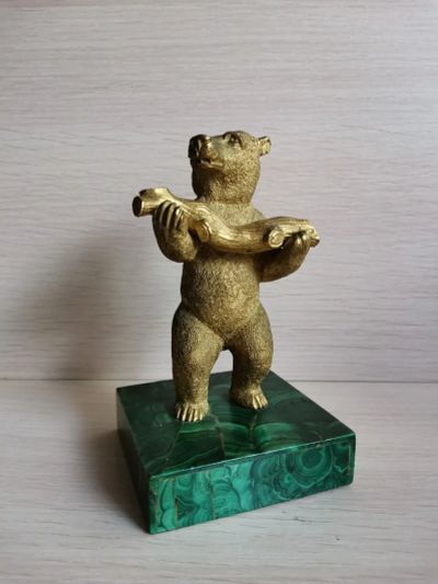 Лот: 19323871. Фото: 1. Медведь с поленом. Бронза, позолота... Скульптуры