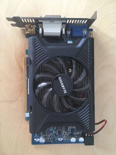 Лот: 16273668. Фото: 1. Gigabyte Radeon HD6750. Видеокарты