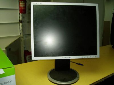 Лот: 3239080. Фото: 1. Монитор Samsung 740n с рубля. ЖК-мониторы