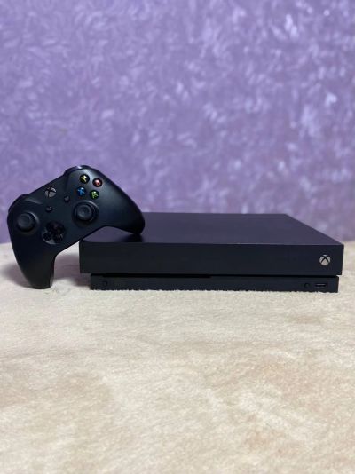 Лот: 18366012. Фото: 1. Xbox One X 1Tb. Идеальное состояние... Игровые приставки, консоли