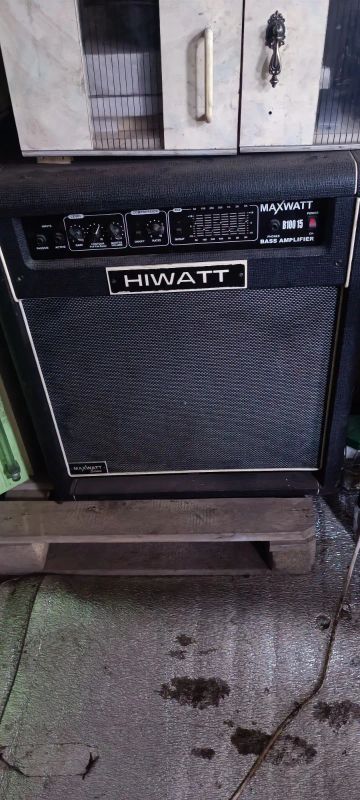 Лот: 25082093. Фото: 1. Hiwatt B100 15 бас комбик. Гитарные эффекты и комбоусилители