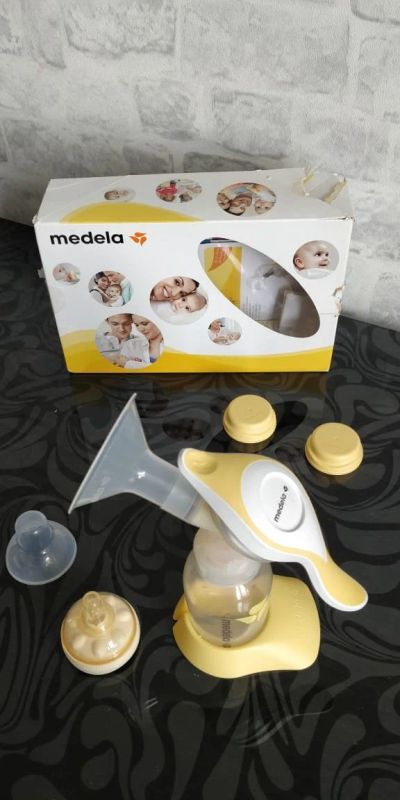 Лот: 16653610. Фото: 1. Молокоотсос medela + насадки для... Всё для кормления