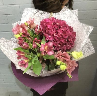 Лот: 12072913. Фото: 1. Букет с гортензией. Свежие цветы