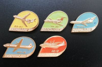 Лот: 4375015. Фото: 1. Значки самолеты Норильск: Як-40... Сувенирные