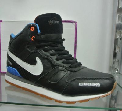 Лот: 9103585. Фото: 1. Кроссовки Nike с натуральным мехом... Кеды, кроссовки, слипоны
