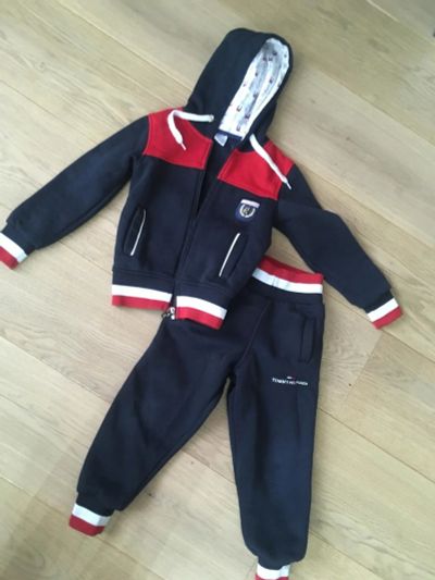Лот: 10918900. Фото: 1. Спорт костюм утеплённый Tommy... Костюмы, пиджаки, комбинезоны