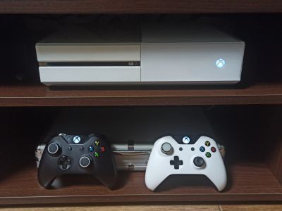 Лот: 16751960. Фото: 1. Xbox one 500 gb (2 джостика... Игровые приставки, консоли