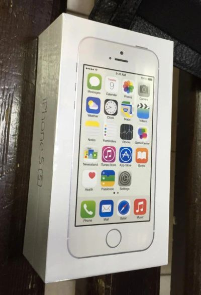 Лот: 9129820. Фото: 1. Новый iPhone 5s 16GB белый (silver... Смартфоны