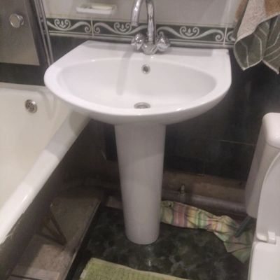 Лот: 25580100. Фото: 1. Раковина с тумбой и смесителем. Раковины, умывальники