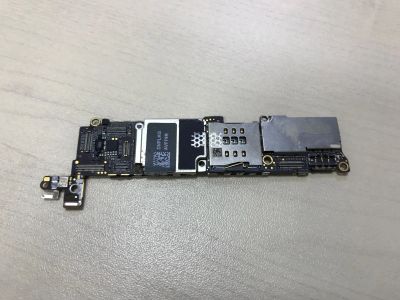 Лот: 15461483. Фото: 1. Материнская плата iPhone 5s -... Микросхемы и платы