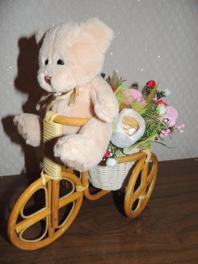 Лот: 5141618. Фото: 1. букет из конфет мишка на велосипеде... Букеты из конфет, игрушек