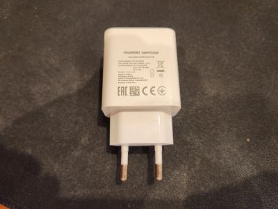 Лот: 25647263. Фото: 1. USB зарядное устройство Huawei... Зарядные устройства, блоки питания, адаптеры сетевые для смартфонов