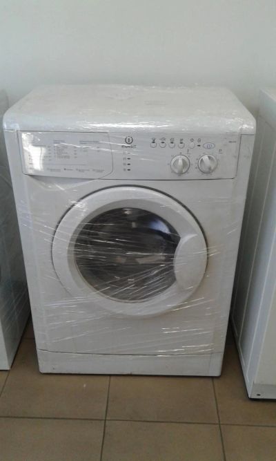 Лот: 10185084. Фото: 1. Стиральная машинка Indesit wisl102... Стиральные машины