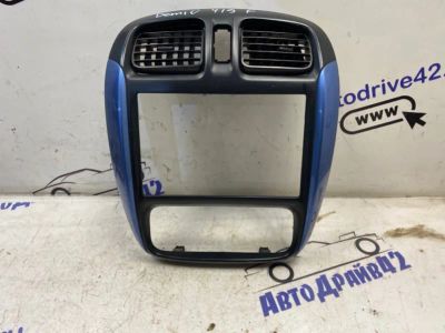 Лот: 21713312. Фото: 1. рамка магнитолы Mazda Demio DW3W. Двигатель и элементы двигателя