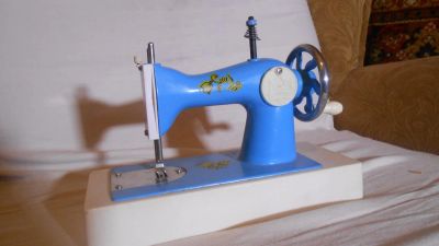 Лот: 8714031. Фото: 1. Детская швейная машинка СССР. Игрушки