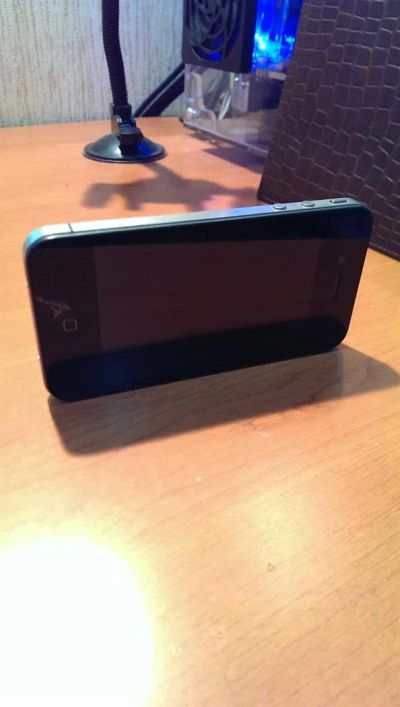 Лот: 3951343. Фото: 1. Iphone 4 8Gb коцка возле кнопки. Смартфоны