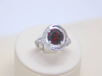 Лот: 14714911. Фото: 1. СЕРЕБРЯНОЕ КОЛЬЦО С ГРАНАТОМ И... Кольца, перстни