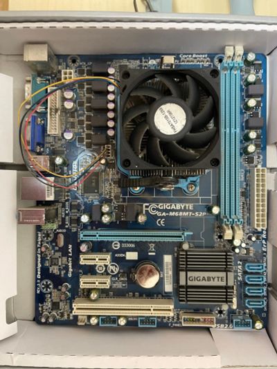 Лот: 25360141. Фото: 1. Материнская плата Gigabyte GA-M68MT-S2P... Материнские платы