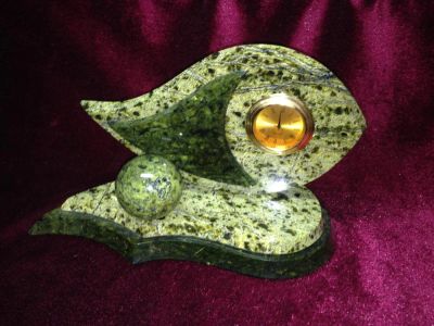 Лот: 8333206. Фото: 1. Часы из змеевика "Рыбка". Другое (сувениры, подарки)