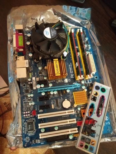 Лот: 14464144. Фото: 1. материнка GA-P31-DS3L + проц Intel... Комплекты запчастей