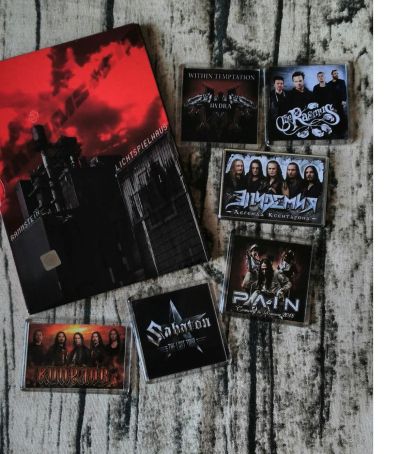 Лот: 11956788. Фото: 1. Магниты с рок концертов + диск... Другое (коллекционирование, моделизм)