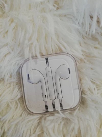 Лот: 15422563. Фото: 1. Наушники earpods. Красноярск