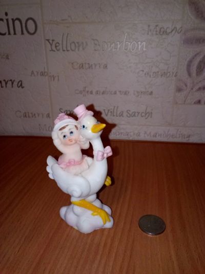 Лот: 13063296. Фото: 1. Сувенир аист с ребенком девочка... Фигурки, статуэтки