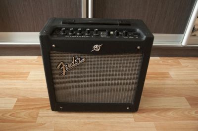 Лот: 4638243. Фото: 1. Великолепный комбик Fender Mustang... Гитарные эффекты и комбоусилители