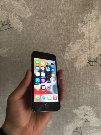 Лот: 18596258. Фото: 1. iPhone SE 32GB. Смартфоны