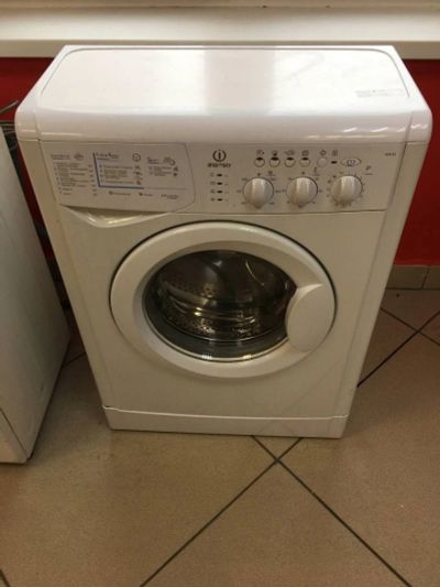 Лот: 17090743. Фото: 1. Стиральная машина indesit WISL... Стиральные машины