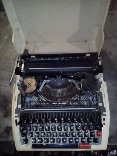 Лот: 10376332. Фото: 1. Пишущая машинка. Другое (коллекционирование, моделизм)