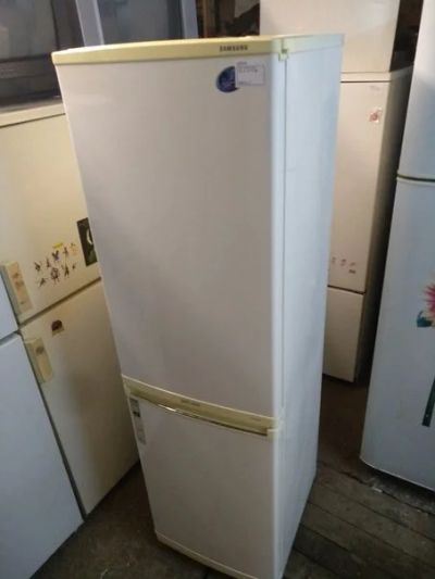 Лот: 13161852. Фото: 1. Холодильник Samsung узкий. Холодильники, морозильные камеры