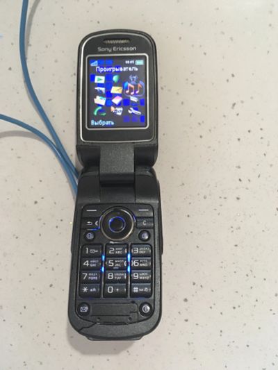 Лот: 13711503. Фото: 1. Sony Ericsson z710i рабочий (на... Шлейфы, разъёмы