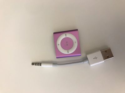 Лот: 12334580. Фото: 1. Apple iPod shuffle 2GB. Плееры