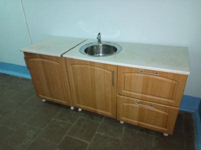 Лот: 7248663. Фото: 1. 2 кухонных шкафа с мойкой и смесителем... Кухонные гарнитуры
