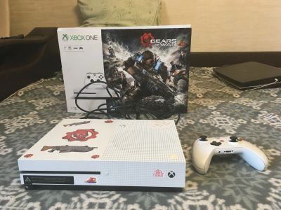Лот: 13367874. Фото: 1. Xbox One S 1Tb + Gears of War... Игровые приставки, консоли