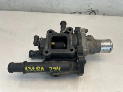 Лот: 22988819. Фото: 1. корпус термостата Opel Astra L69. Двигатель и элементы двигателя