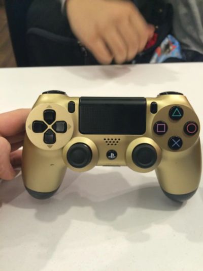 Лот: 9045769. Фото: 1. Джойстик PS 4 gold. Аксессуары для игровых приставок, консолей, геймпады