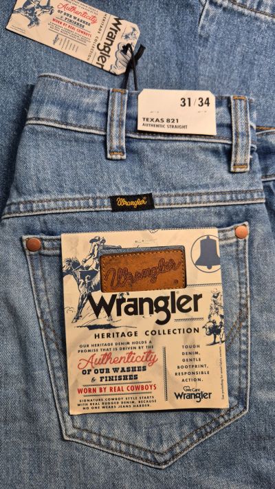 Лот: 25403716. Фото: 1. Джинсы прямые мужские Wrangler... Брюки, джинсы, шорты