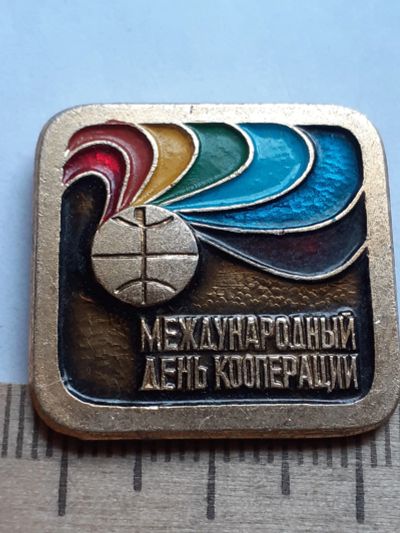 Лот: 19129243. Фото: 1. ( №13994) значки праздники,Международный... Сувенирные