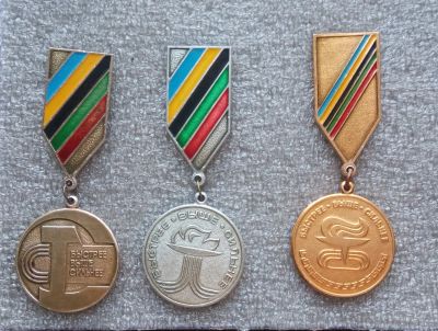 Лот: 25783564. Фото: 1. Значки Быстрее Выше Сильнее (комплект... Сувенирные