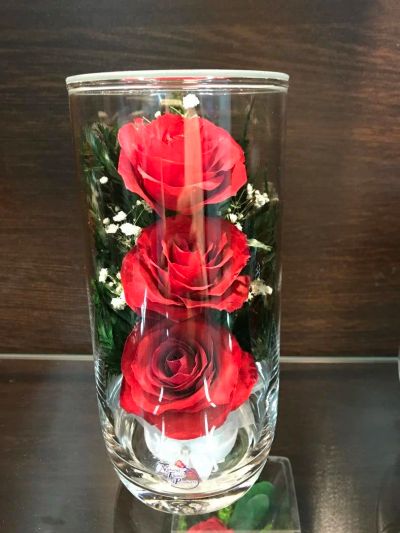 Лот: 10942410. Фото: 1. Букет из трех роз в стекле.Подарок... Свежие цветы